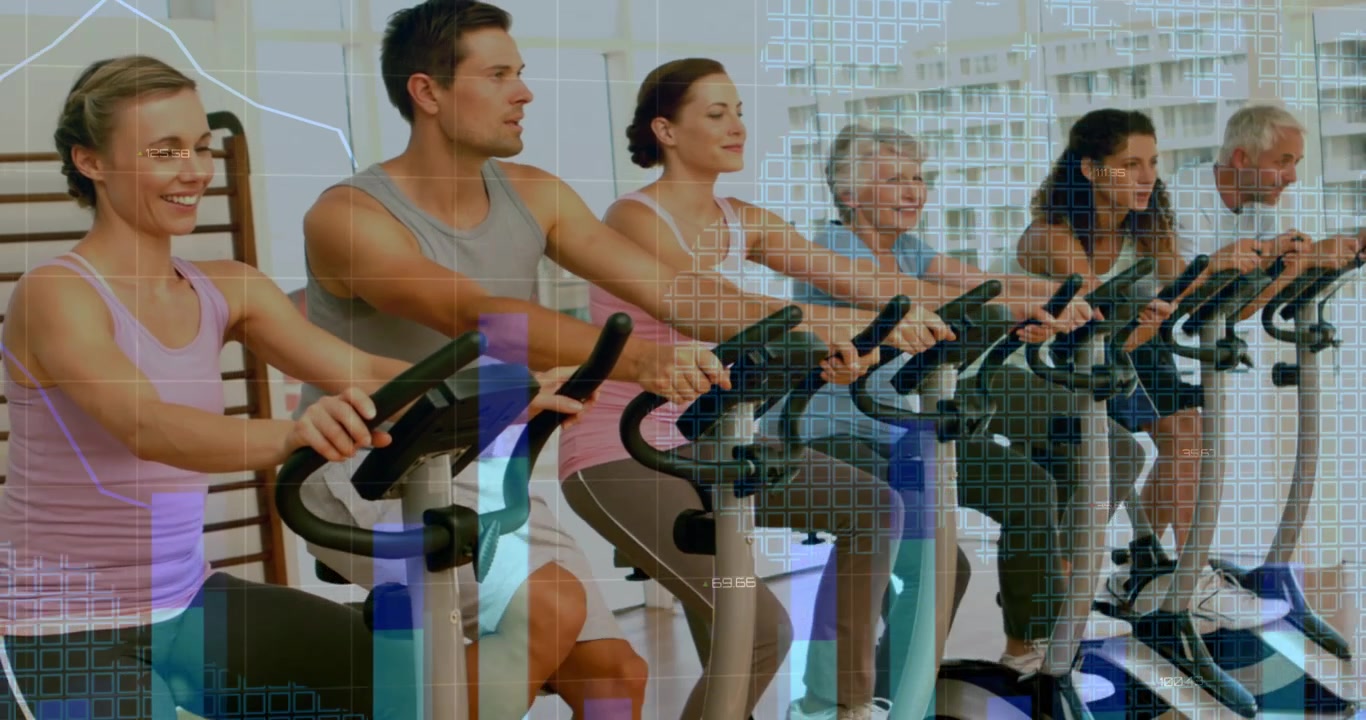Al inicio de la clase, seis ciclistas pedaleando en bicicletas de spinning en una clase de fitness, superposiciones HUD rastreando el rendimiento