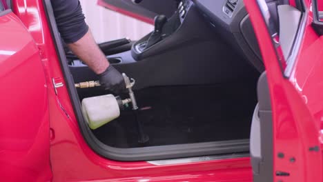 limpieza profesional de automóviles. lavado de sars. detalles interiores. limpieza en seco y detalles del interior de un automóvil. limpeza profunda de asientos. limpeza de espuma en el lavado de automóviles; limpieza del panel del automóvil del polvo. una aspiradora