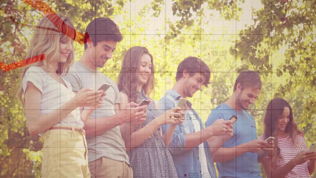 Park ağaçlarının altında telefonlarına dokunan altı kişilik grup, finansal düşüşü gösteren kırmızı çizgi grafiği etkinleştiriyor.