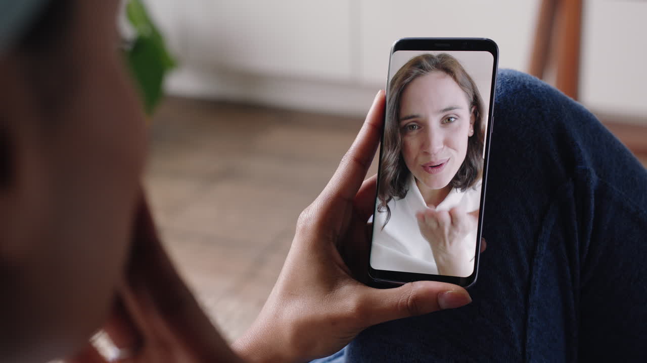 mujer joven teniendo video chat usando teléfono inteligente en casa hablando con un amigo disfrutando de la conversación compartiendo estilo de vida en el teléfono móvil