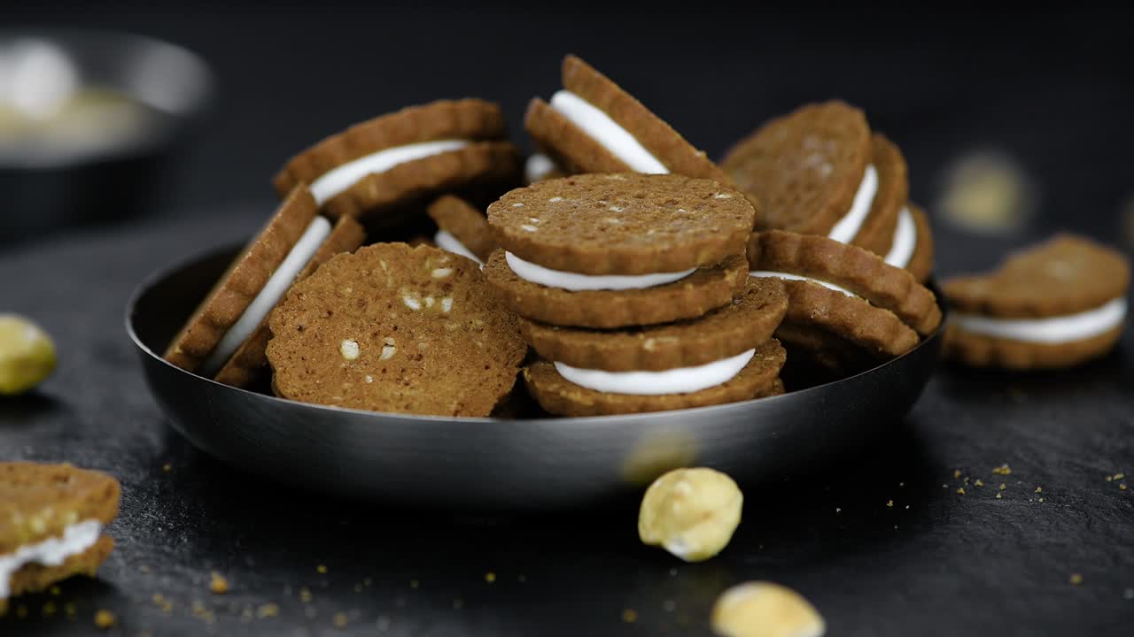 Piatto rotante con biscotti alla crema di nocciole (loop continuo).