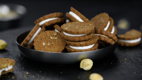 plato giratorio con galletas de crema de avellana (con costuras en bucle)