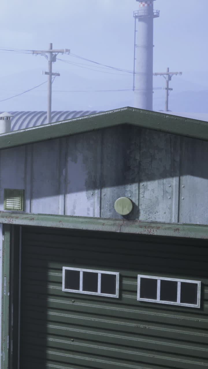 Edificio con tetto verde e porta del garage in un'area industriale.