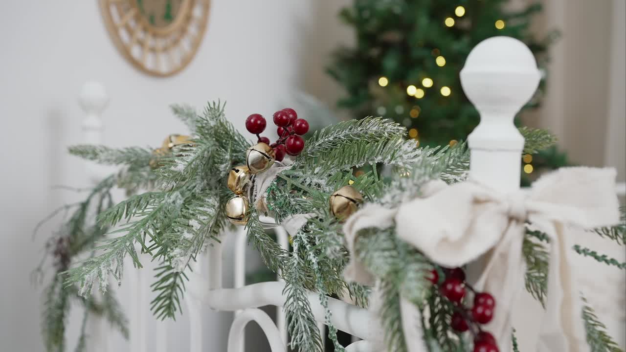 una guirnalda helada con bayas rojas y campanas doradas