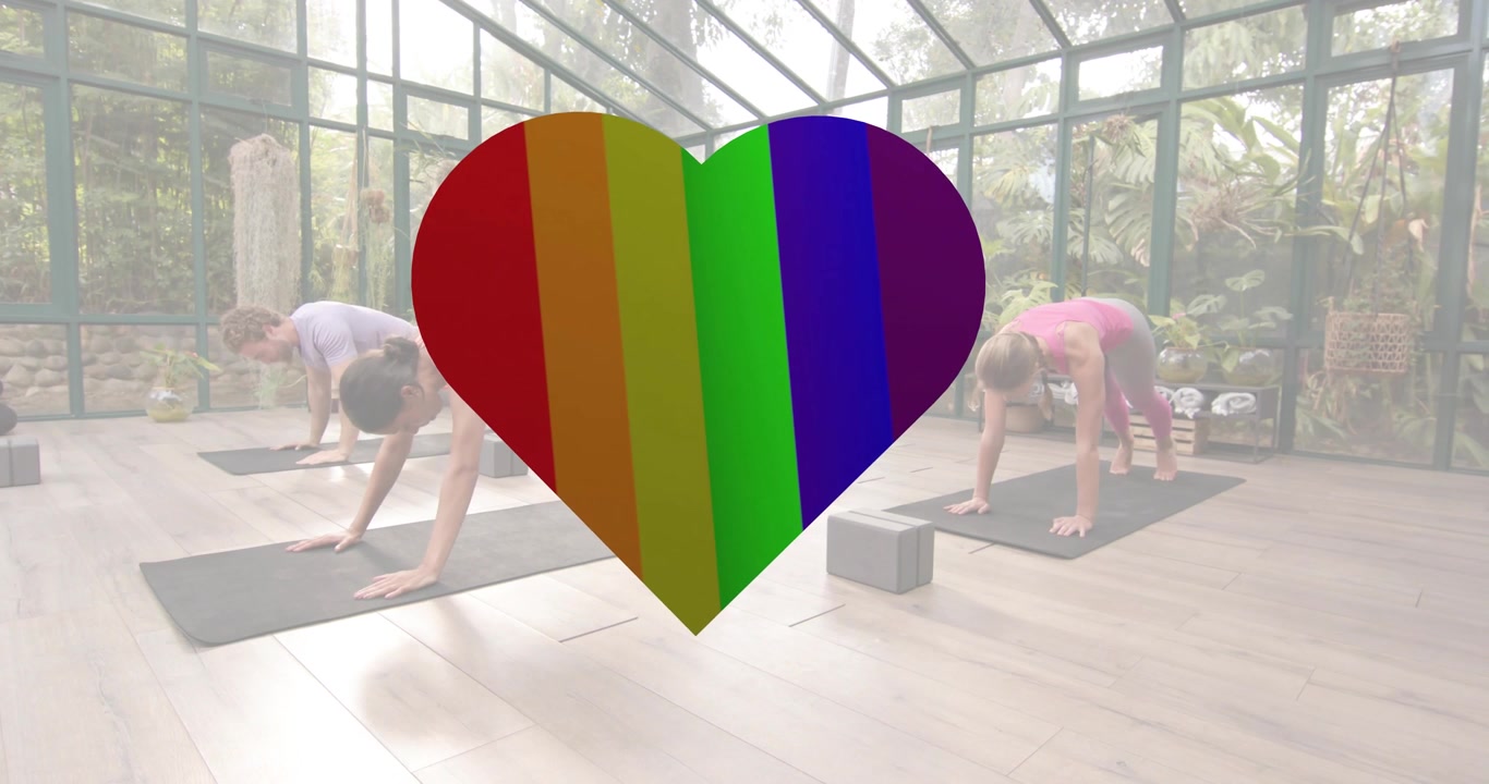 Tre yogautøvere som flyter gjennom vinyasa, følger instruktørens anvisninger på matter i et helsestudio.