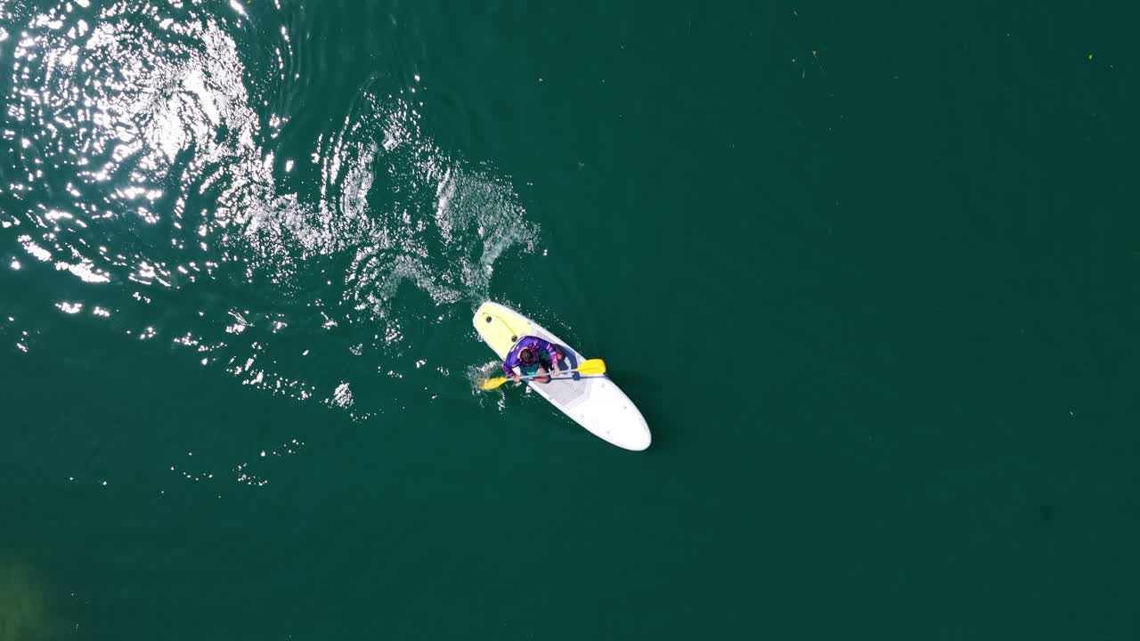 Vista aerea di un uomo che fa paddleboard sul fiume Mreznica in estate in Croazia. - ripresa aerea