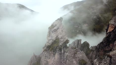 在安第斯山脈上,在一個多雲天,在秘魯的庫斯科附近,在南美洲