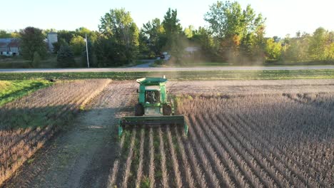 un agricultor cosecha una cosecha de soja en el noreste de wisconsin