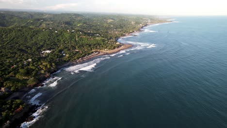 Vista-Pintoresca-De-La-Playa-En-La-Playa-El-Tunco-En-El-Salvador,-Olas-Del-Océano-Rompiendo-La-Costa