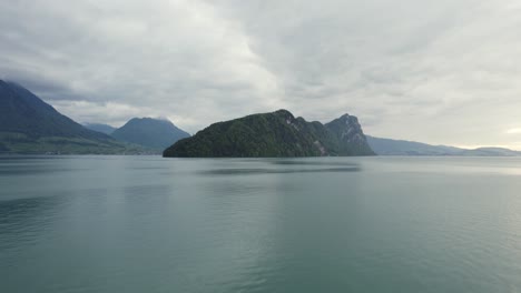 Vierwaldstättersee-In-Der-Schweiz-Mit-Düsteren,-Launischen-Wolken,-Drohnenlandschaft-Aus-Der-Luft