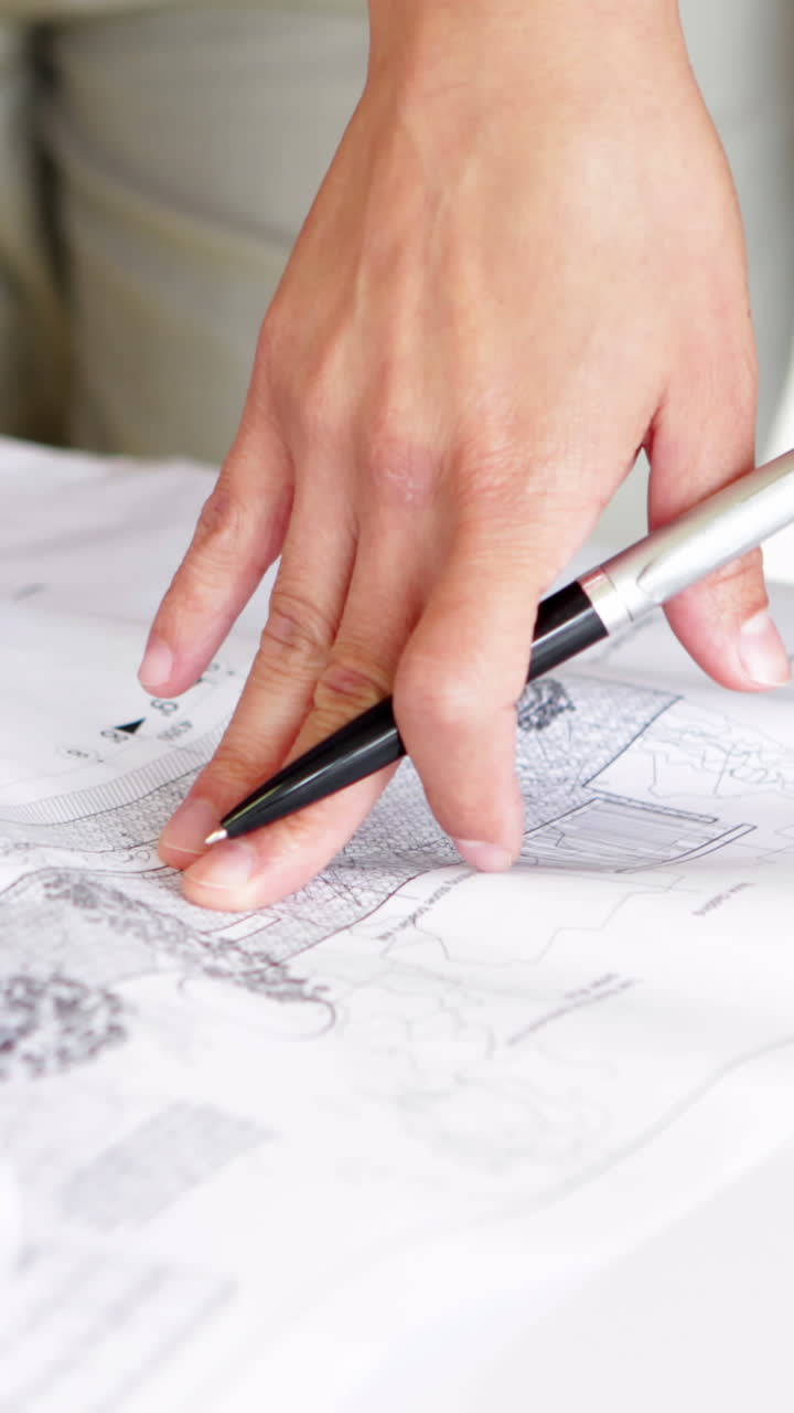 arquitectos revisando los planos