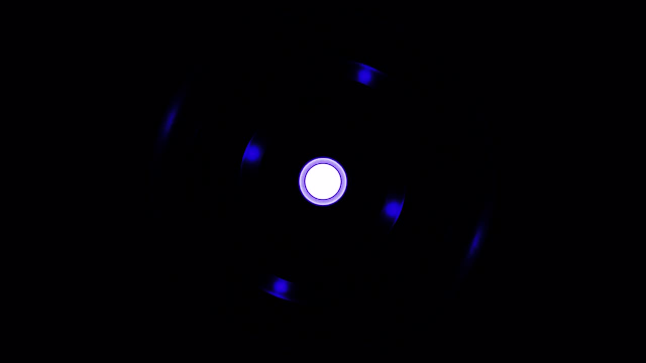 silueta de rueda de colores en un fondo negro, bucle sin costuras. diseño. círculo giratorio azul con luces alrededor del punto central