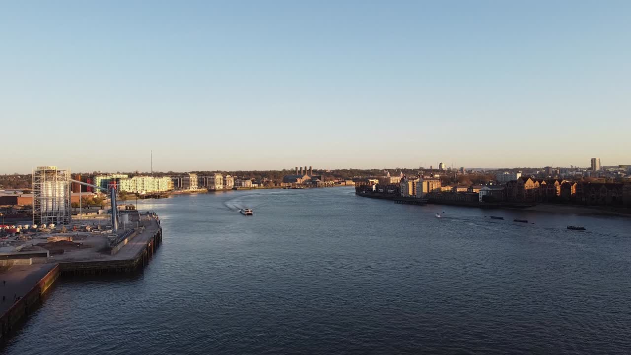 일몰 동안 유람선을 타고 템즈강의 공중 전망과 해안 건설 현장