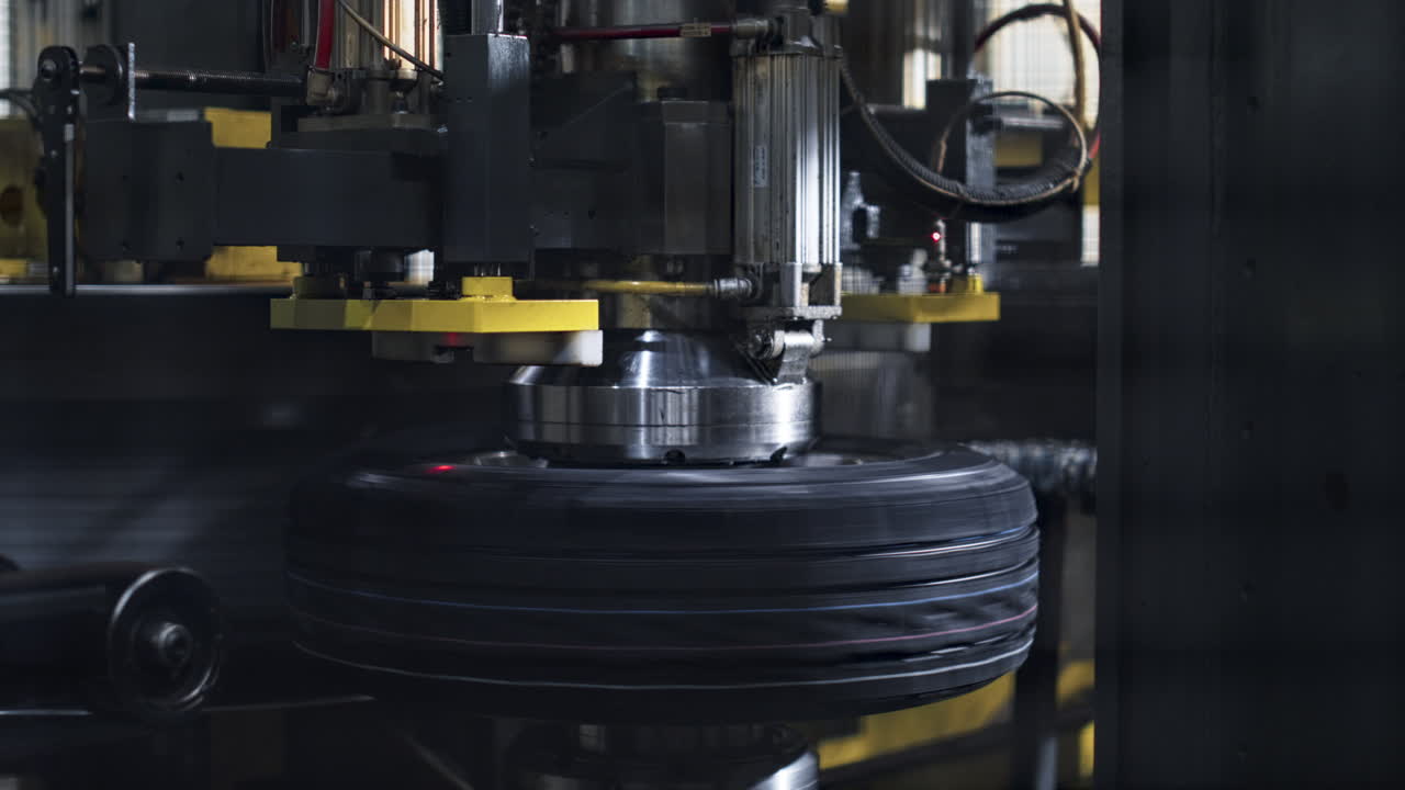 proceso de trabajo del transportador de estampado de neumáticos de automóviles en el taller moderno de automóviles