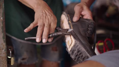 reparación de zapatos en curso