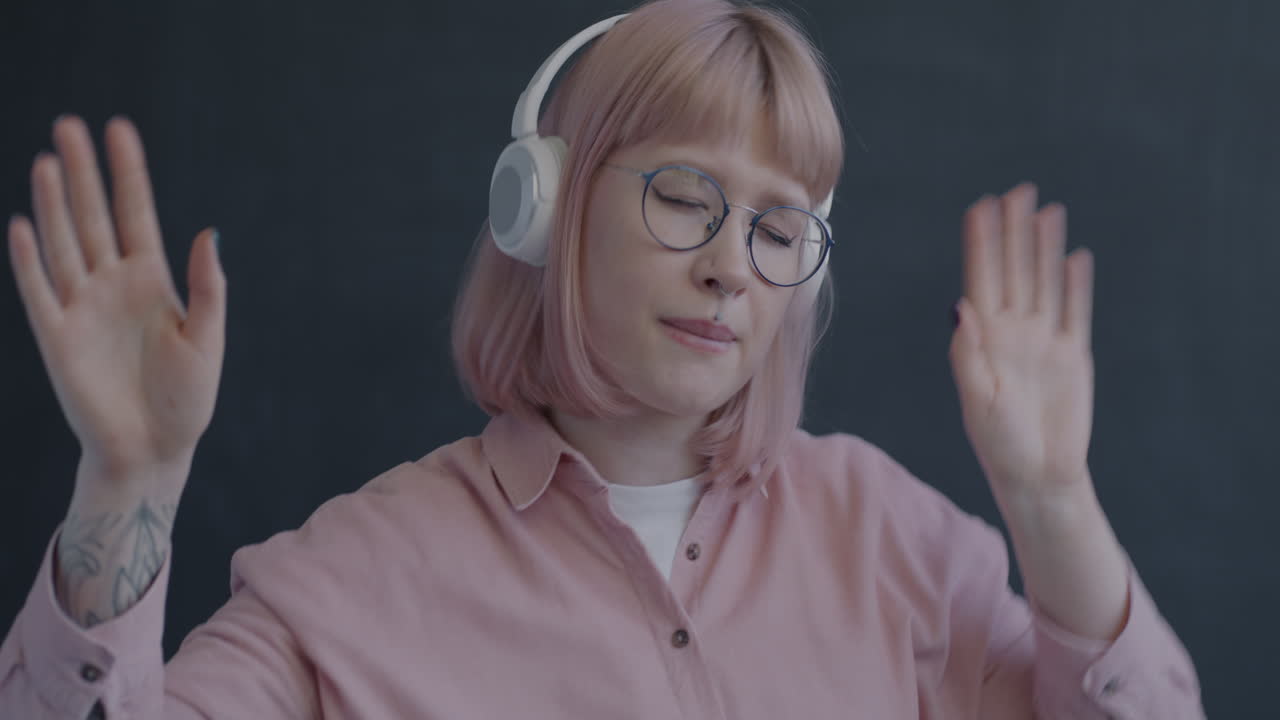 Kvinde, der lytter til musik