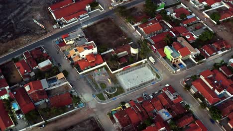 Toma-Aérea-De-Un-Pequeño-Parque-Con-Niños-Jugando-Fútbol-En-Un-Pequeño-Pueblo-De-Playa-Brasileño-En-Cabedelo-Cerca-De-Joao-Pessoa-Brasil