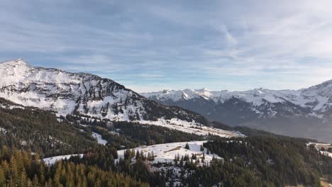 Snowy-Peaks-of-Bergwelt-Glarnerland,-Switzerland---aerial