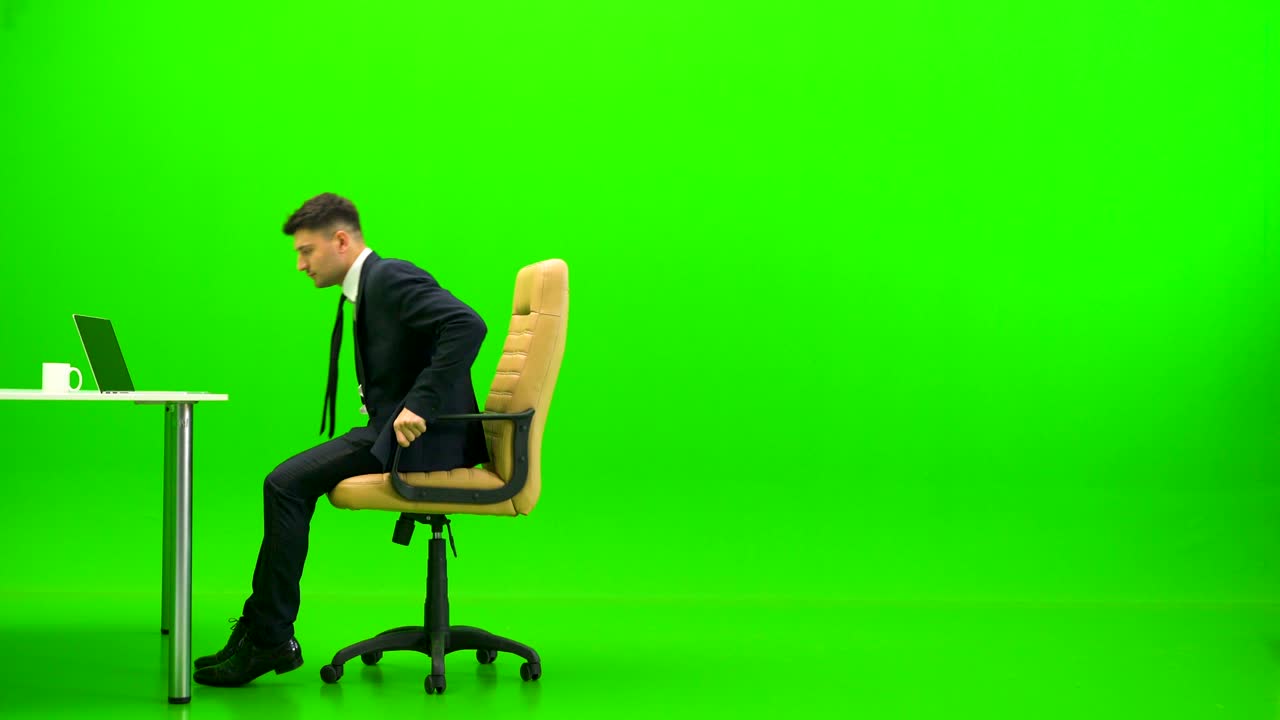 녹색 배경에 있는 테이블에서 휴식을 취하는 남자