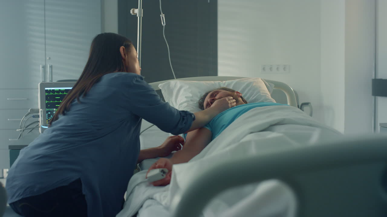 la esposa sentada con el paciente enfermo en la sala del hospital, la pareja amorosa que apoya al marido.