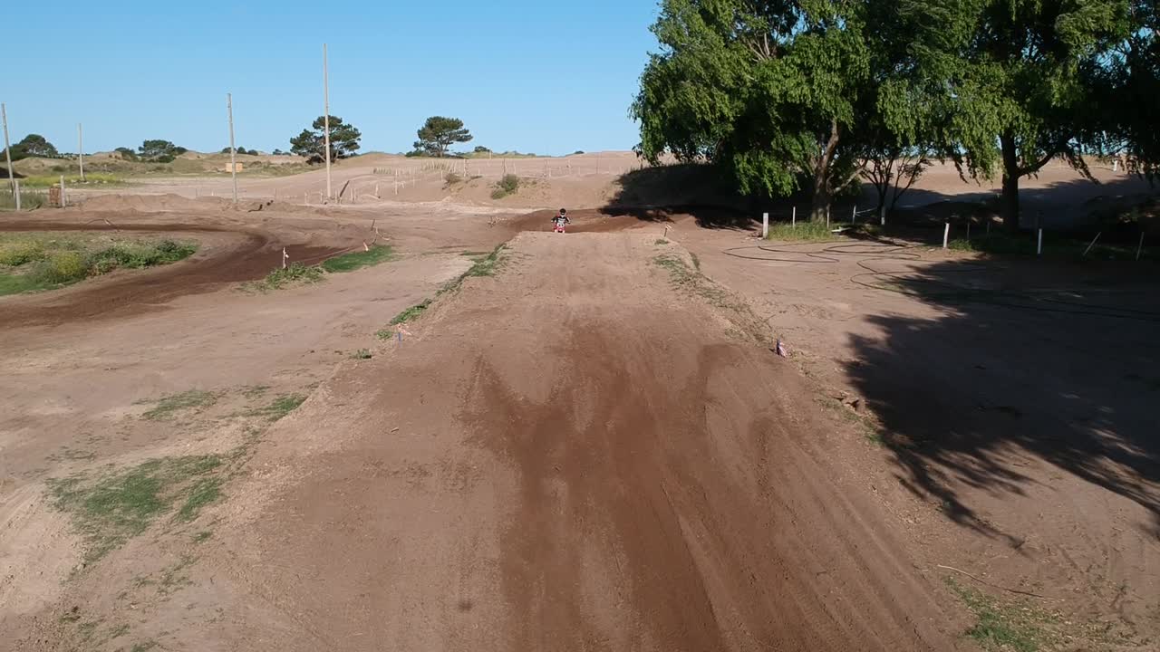 piloto de motocross azotando la bicicleta desde un dron