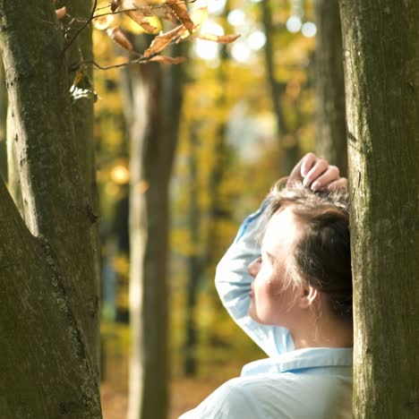 hermosa mujer soñando en el parque de otoño