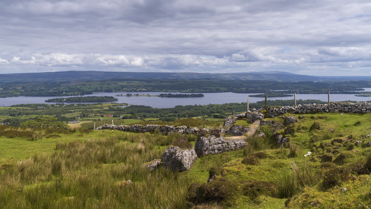 아일랜드 카운티 슬라이고에 있는 카로킬 언덕에서 낮 동안 풀, 나무, 바위의 시골과 외딴 풍경의 시간 경과