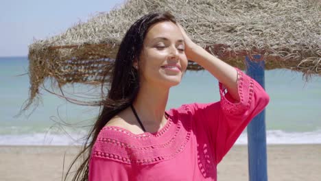 Una-Mujer-Joven-Y-Bonita-En-Una-Playa-Turística-En-Verano