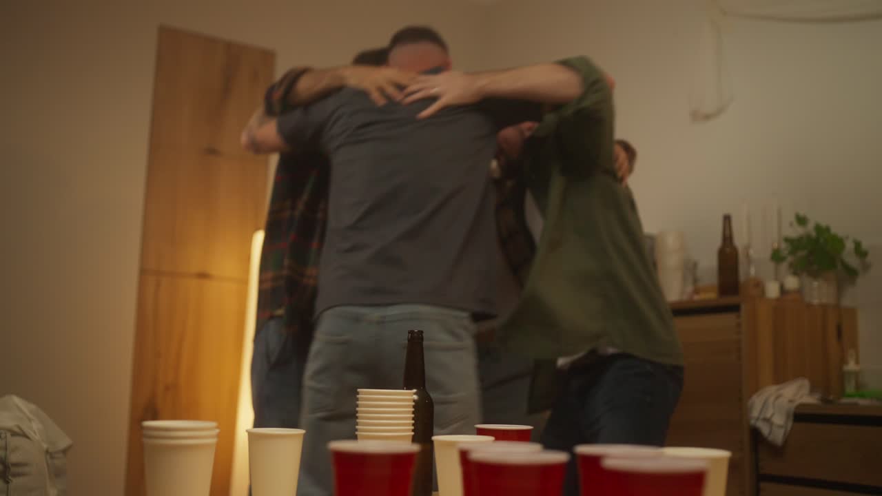 파티 에서 축하 하는 친구 들