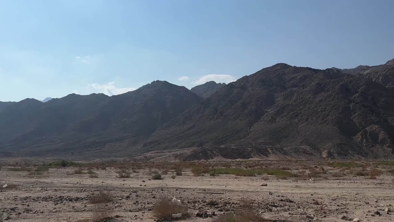 una vista de una montaña en el desierto desde un coche en una carretera, tiro de cerca