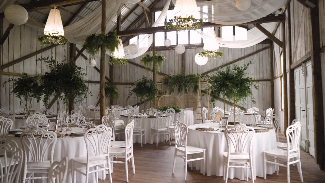 lugar de madera para bodas boho con impresionantes encendedores y plantas
