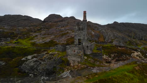 ruinas del viejo edificio de la mina