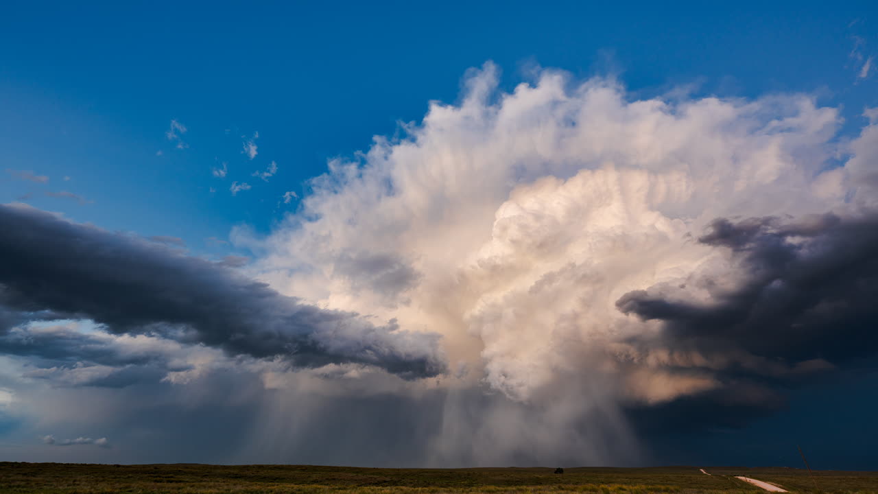 Impresionante formación de cumulonimbus en un horizonte oscuro que muestra un cielo espectacular y un cambio de clima drástico
