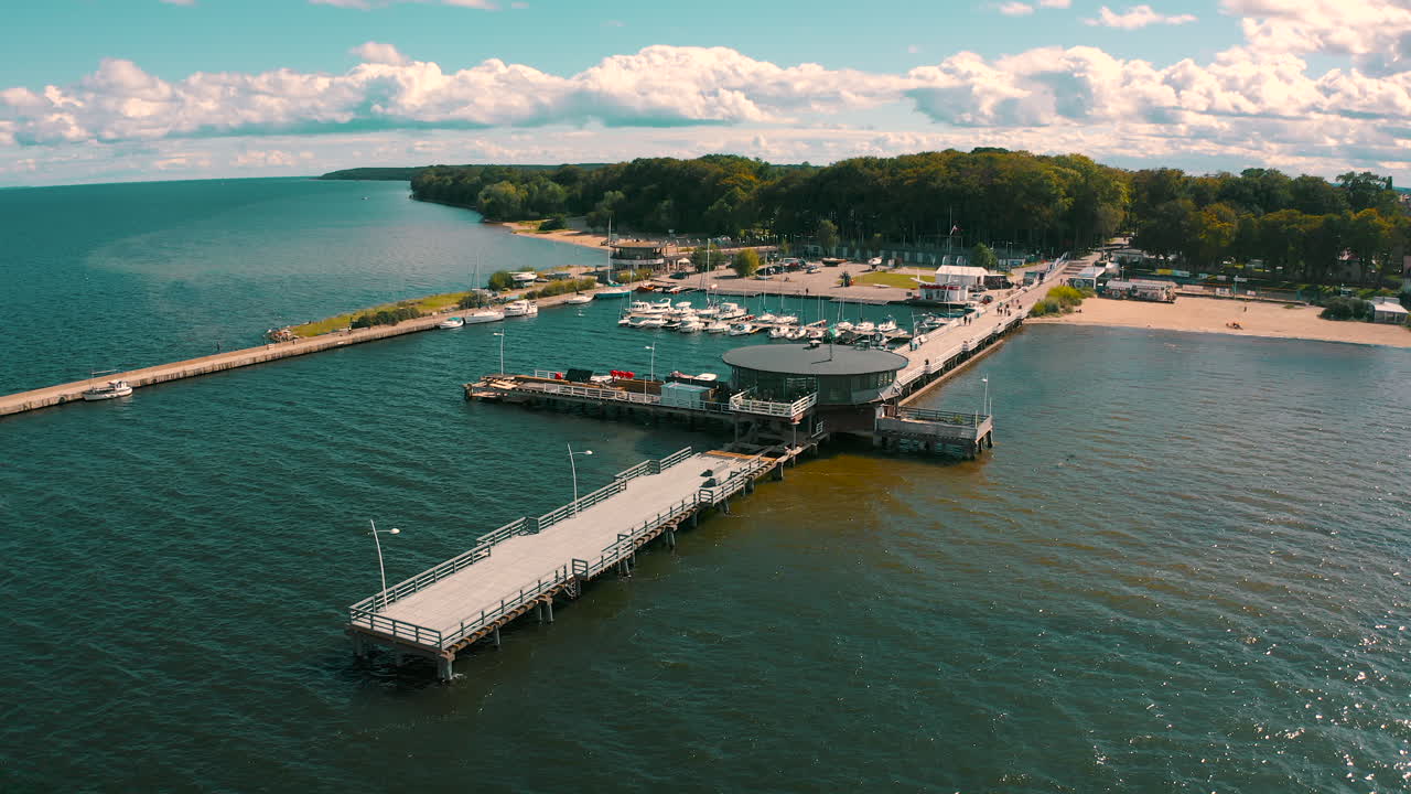 fotografía aérea de un hermoso muelle en el puck con clara bahía de agua azul