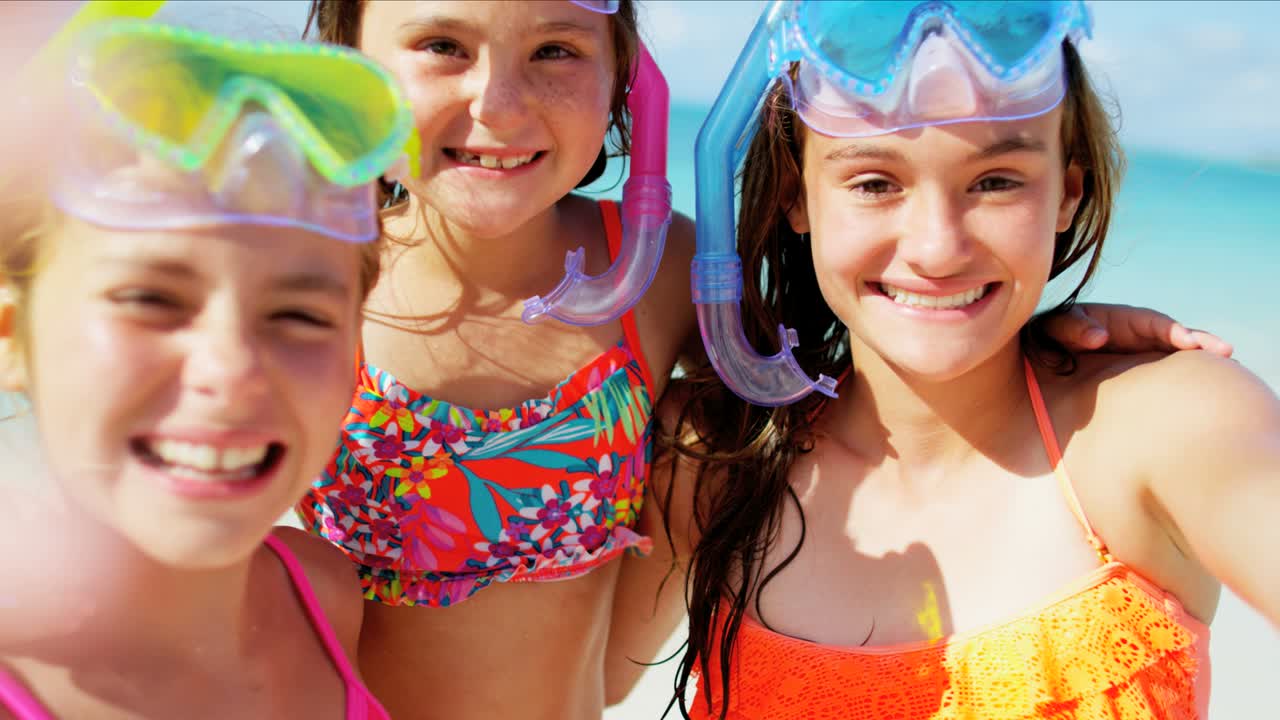 retrato de hermanas caucásicas disfrutando de unas vacaciones divertidas en el agua