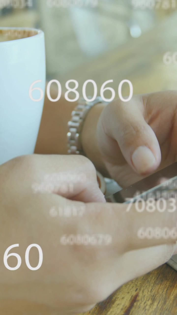 Numeri in continua evoluzione con una donna a mezzo busto che usa lo smartphone.