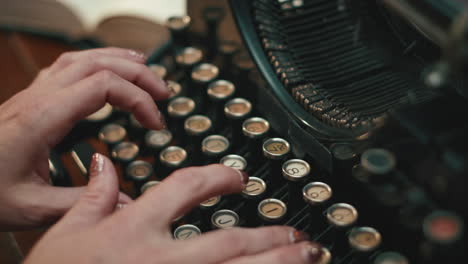 mujer escribiendo en máquina de escribir antigua