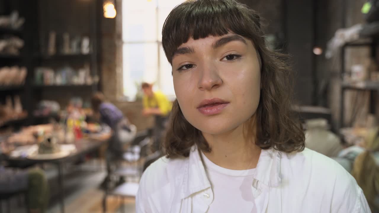 미술 스튜디오의 여자