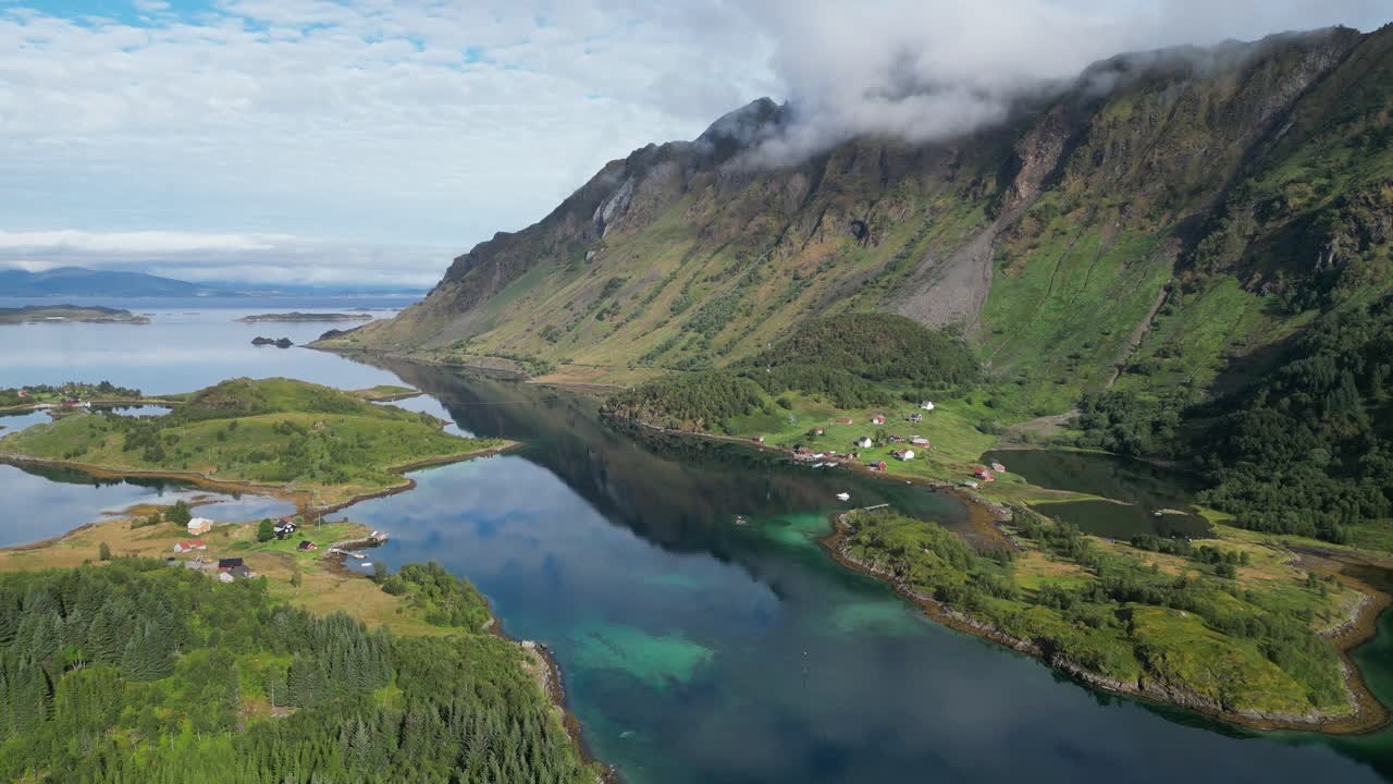 fiordo, naturaleza y paisaje montañoso en grindoya, islas lofoten, noruega - circunvalación aérea en 4k