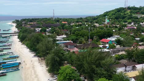 Luftaufnahmen-Von-Booten,-Die-An-Einem-Sonnigen-Tag-Am-Weißen-Sandstrand-über-Der-Insel-Gili-Trawangan-Verankert-Sind