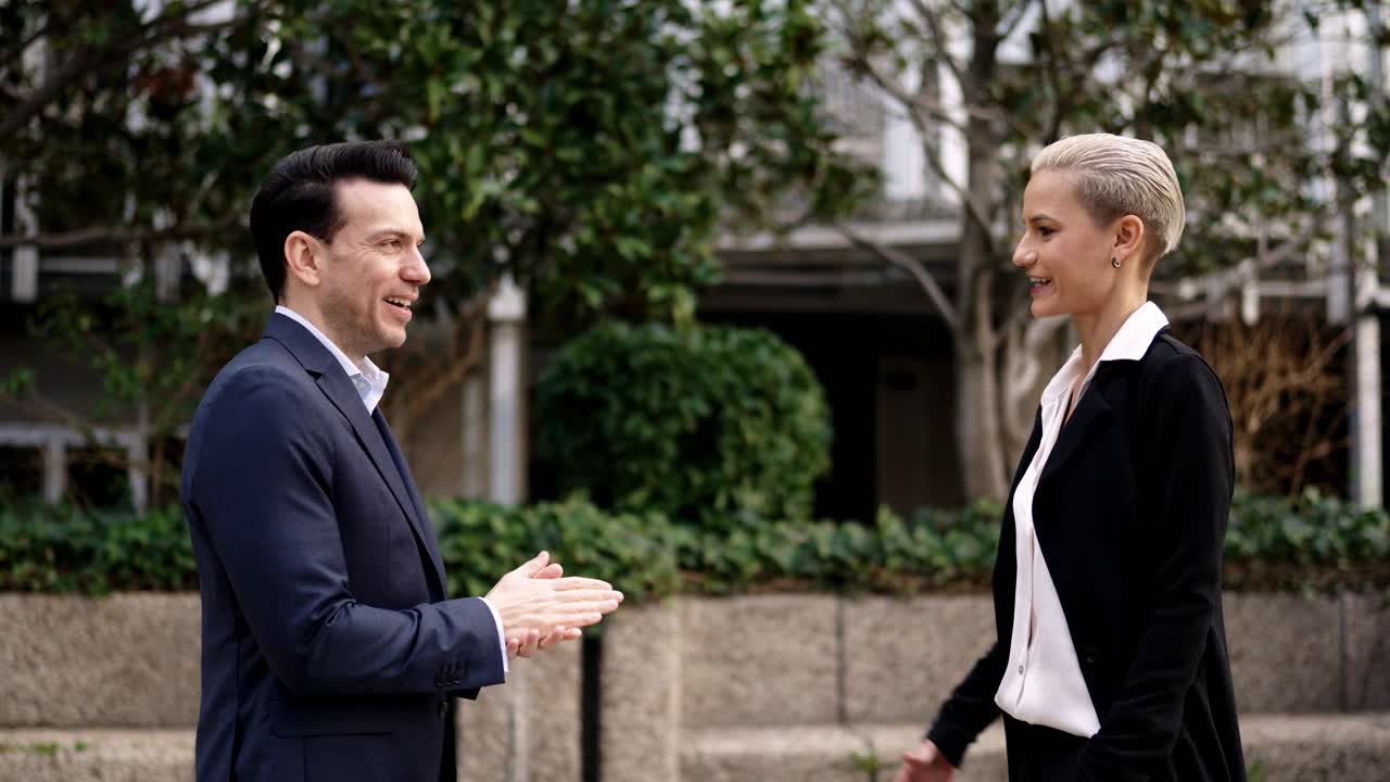 사업가들이 손을 흔들고 있습니다.