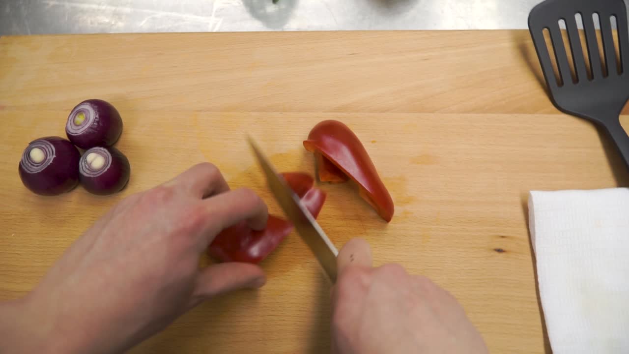 야채를 잘라내는 셰프