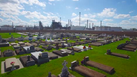 Eine-Antenne-über-Einem-Friedhof-In-Louisiana-Zeigt-In-Der-Ferne-Eine-Riesige-Raffinerie-Einer-Chemischen-Fabrik