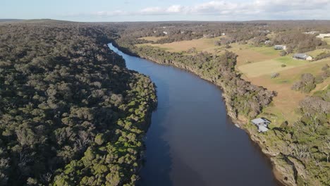 Sobrevuelo-Aéreo-Desembocadura-Del-Río-Margaret-Rodeado-De-Un-Paisaje-Forestal-Increíble-Durante-La-Luz-Del-Sol-En-El-Oeste-De-Australia