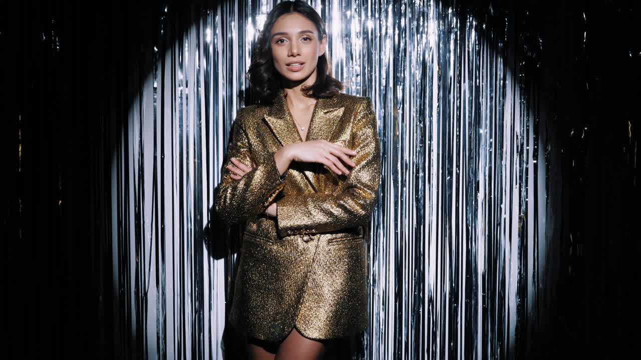 금색 블레이저를 입은 세련된 여성