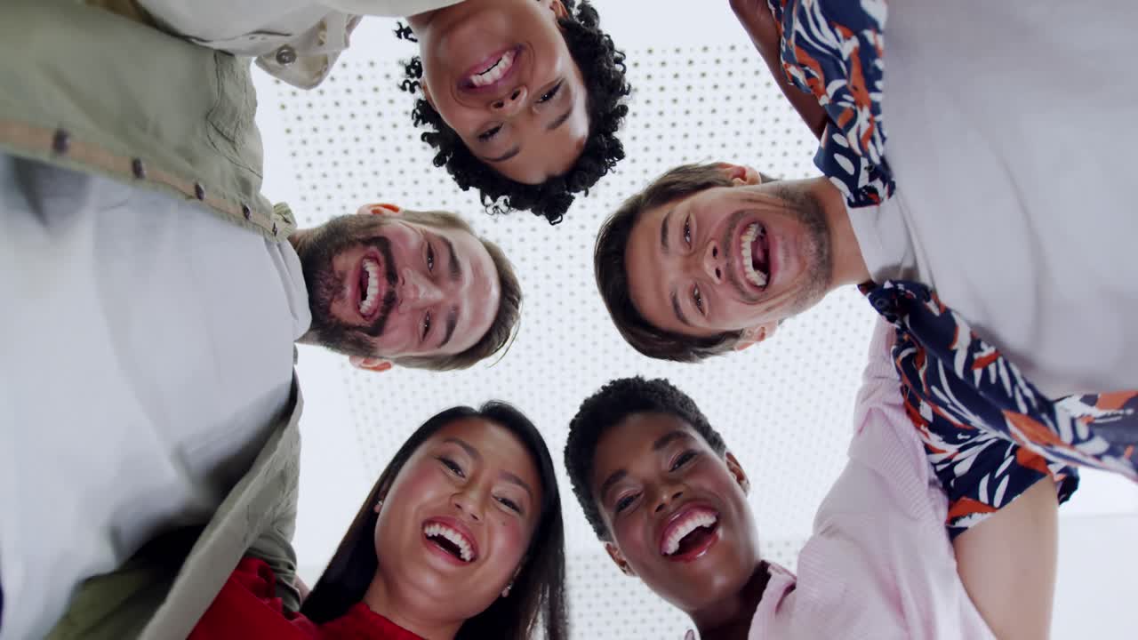 unión de equipo creativo en una oficina moderna