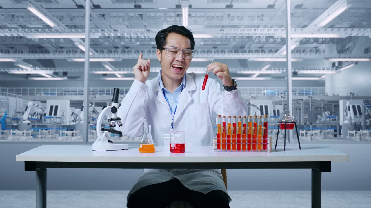 연구실에서 현미경으로 작업하는 동안 생각하고, 주위를 둘러보고, 지표손가락을 올리는 아시아인 과학자, 실험실에서 플을 분석하는 실험실에서 일하는