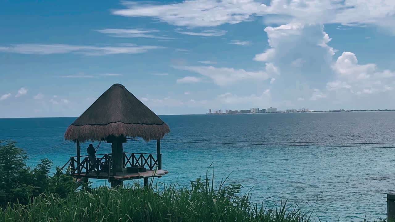 관측 오두막 이 있는 해안 전망