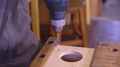 cerrojo de primer plano hacer un agujero en la madera
