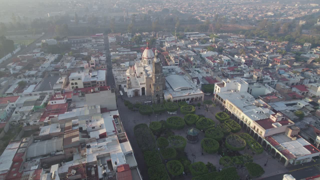 vista aerea del amanecer de salamanca guanajuato y famosa iglesia